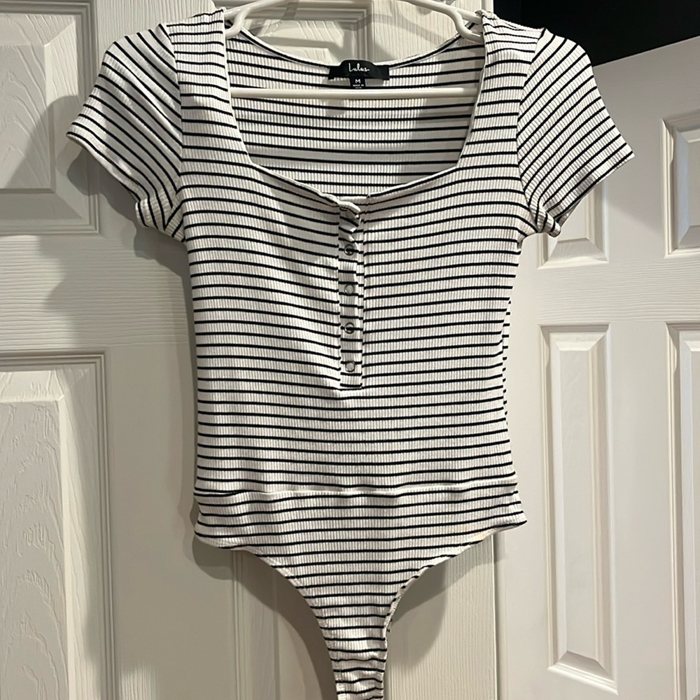 Lulu’s ribbed stripped short sleeve bodysuit M